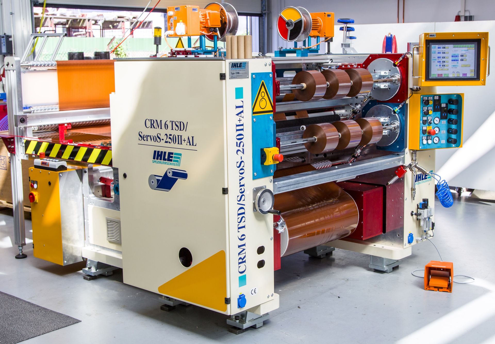 IHLE CRM 6 Schneid- und Wickelanlage in der Fertigung